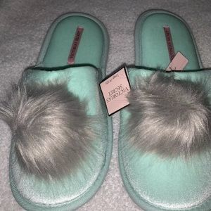 Victoria’s Secret slipper size L
